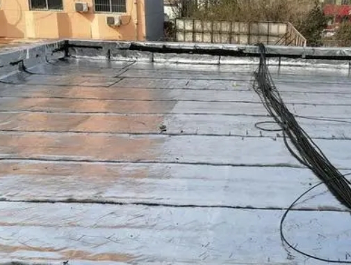 阆中卫生间漏水维修公司分享下阆中屋面楼顶防水刚性防水层施工要点。